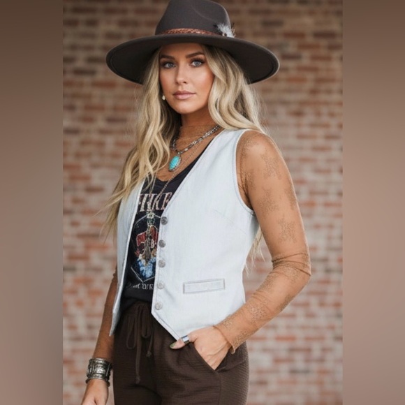 NWT Light Wash Button Front Denim Jean Vest - Picture 16 of 16